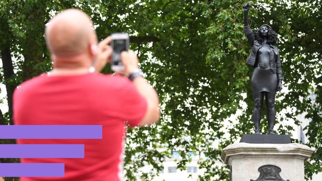 Un vecino fotografía la estatua de Jen Reid en Bristol.