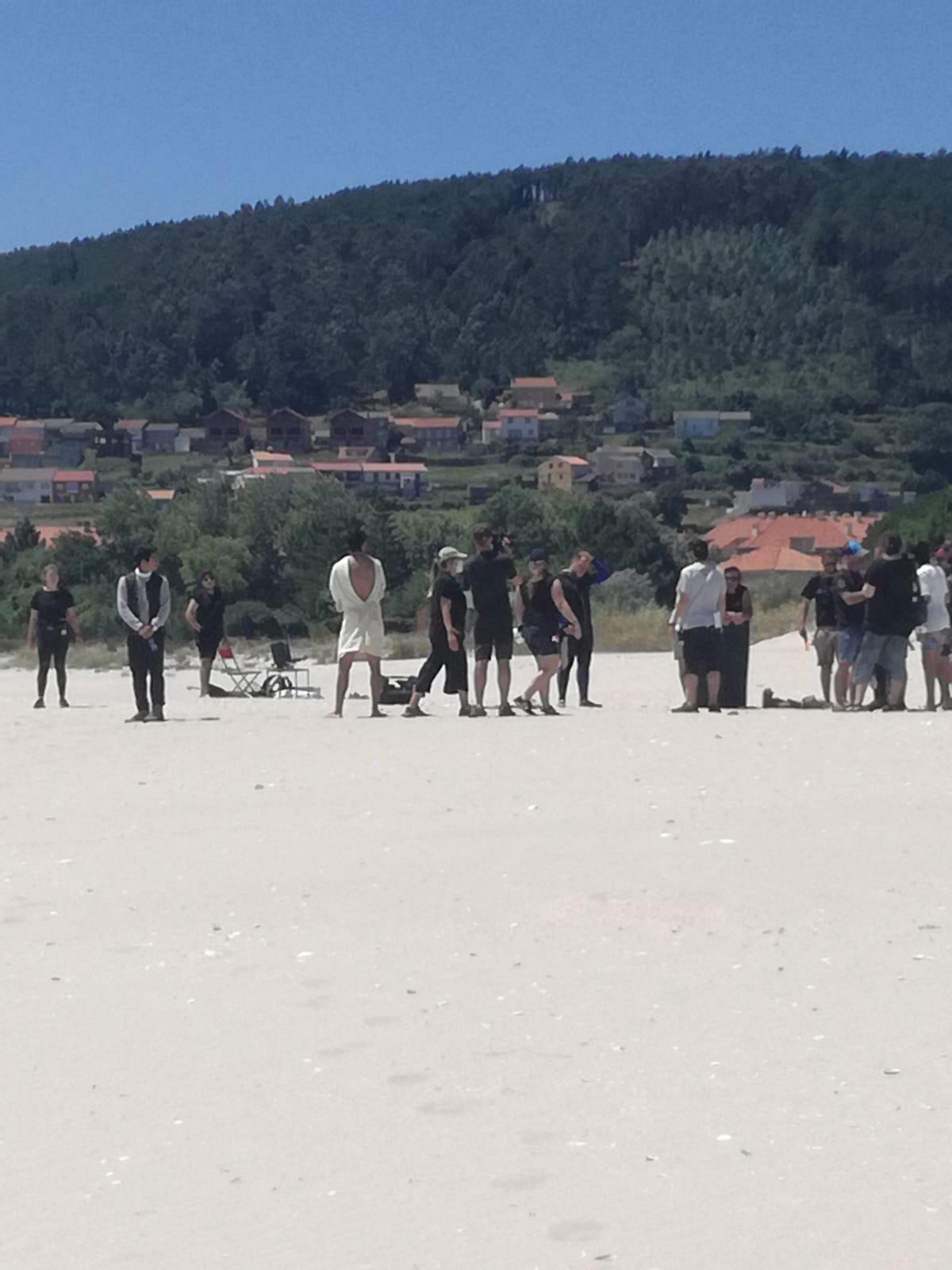 El rodaje hoy en Praia Langosteira, con Álex González en albornoz amarillo.