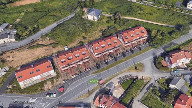 Los chalets se encuentran  en la carretera que une Mera con Santa Cruz