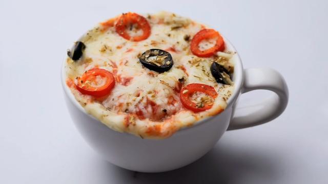 Pizza en taza hecha en el microondas en tan solo 2 minutos