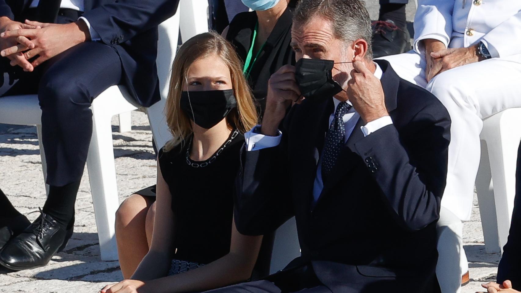 Felipe VI junto a Leonor en el momento en que se coloca la mascarilla tras su discurso.