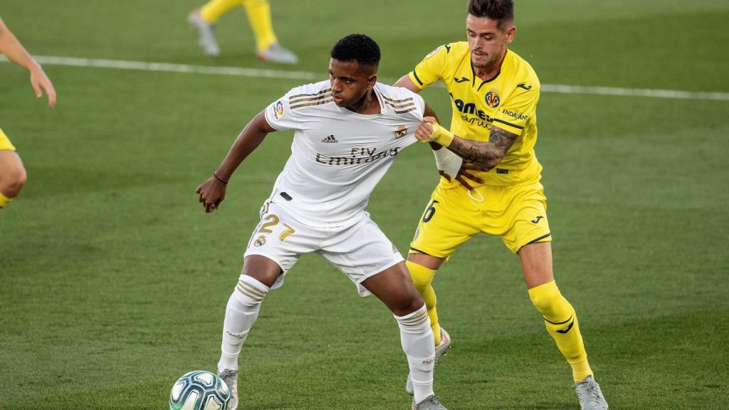 Rodrygo controla el balón pese a la presión de Xavier Quintillá