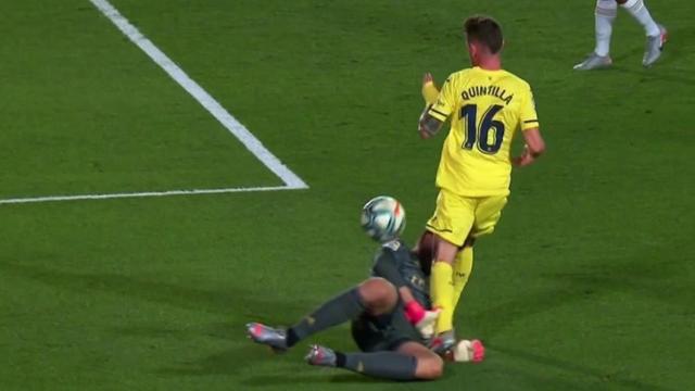 Courtois recibe un golpe en la cara