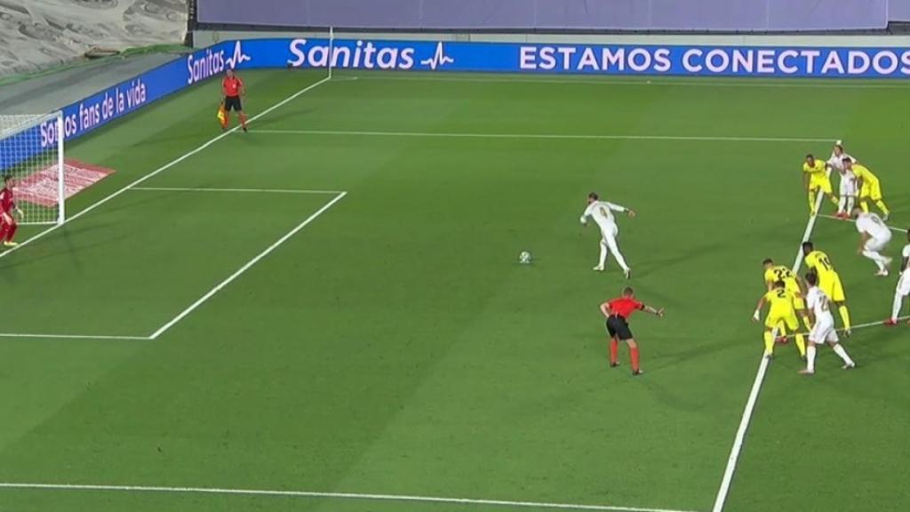 Sergio Ramos pasa el balón a Benzema en el lanzamiento del penalti