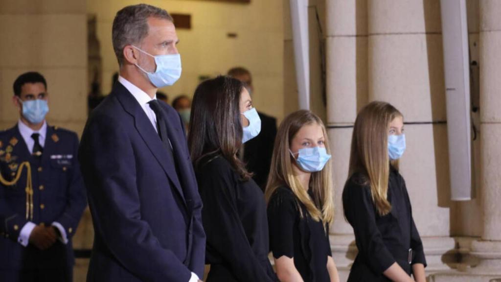 El Rey Felipe VI, la Reina Letizia, la princesa Leonor y la infanta Sofía asisten a la Santa Misa celebrada en recuerdo de todas las víctimas del COVID-19 en la Catedral de la Almudena, Madrid (España), el pasado 6 de julio de 2020