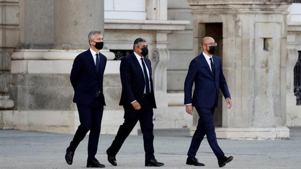 Jens Stoltenberg (OTAN), Zurab Pololikashvili (OMT) y Charles Michel (Consejo Europeo) a su llegada al Patio de la Armería.