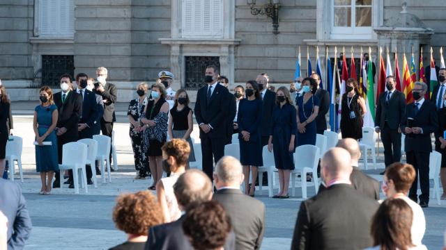 Los Reyes Felipe y Letizia, la Princesa Leonor y la Infanta SOfía, junto a Hernando Calleja y Aroa López, en el homenaje de Estado a las víctimas del Covid-19.