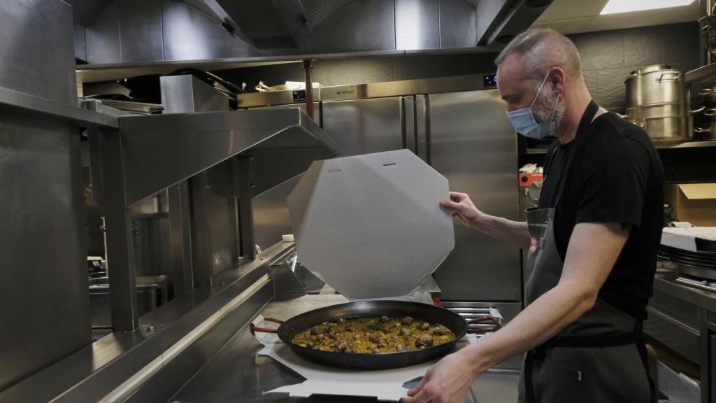 El chef Rodrigo de la Calle prepara una paella para repartir a domicilio.