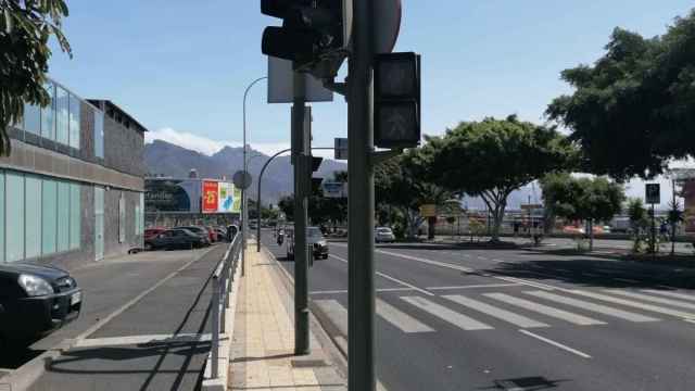 Un semáforo en una calle de Tenerife