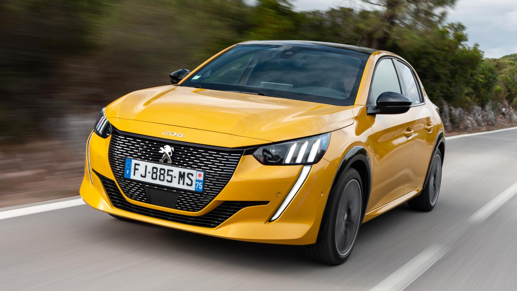 Peugeot ofrece en su gama este 208 de combustión y también una variante 100% eléctrica.