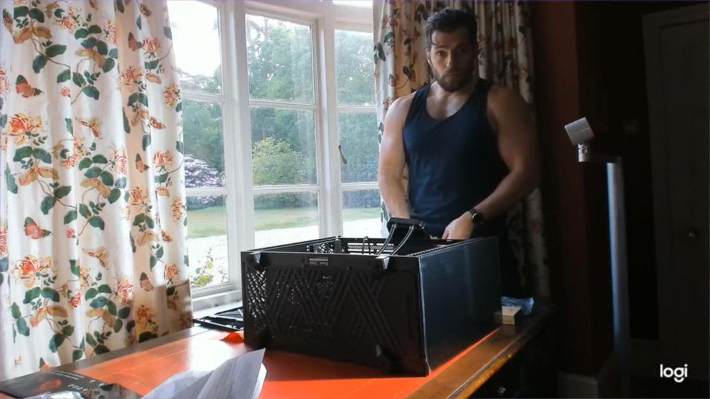 Henry Cavill montando un ordenador de juegos