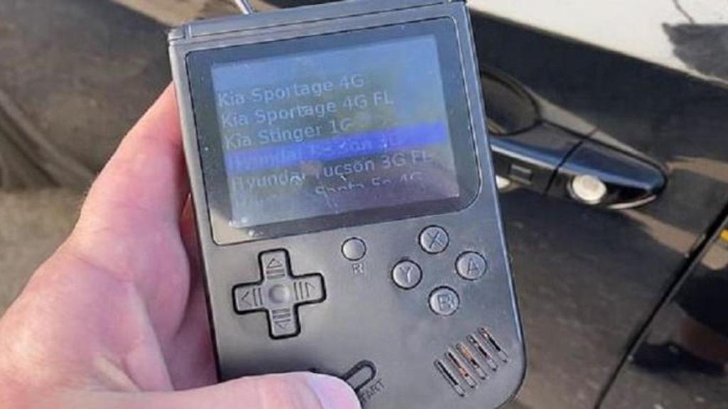 Este dispositivo para robar coches parece una Game Boy.