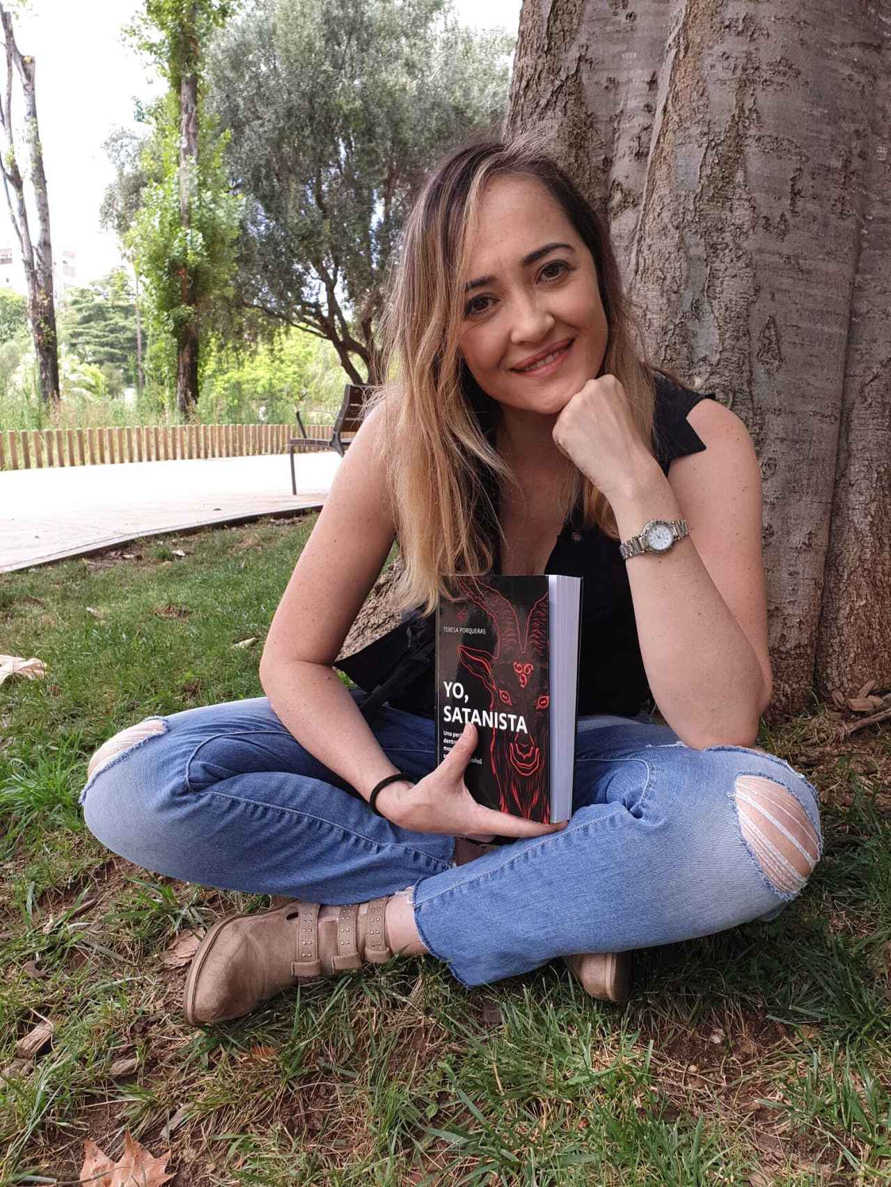 Teresa Porqueras con su libro: 'Yo, satanista'.