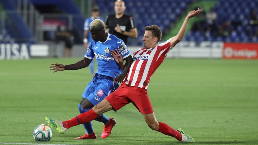 Santiago Arias hace una entrada durante el Atlético - Getafe