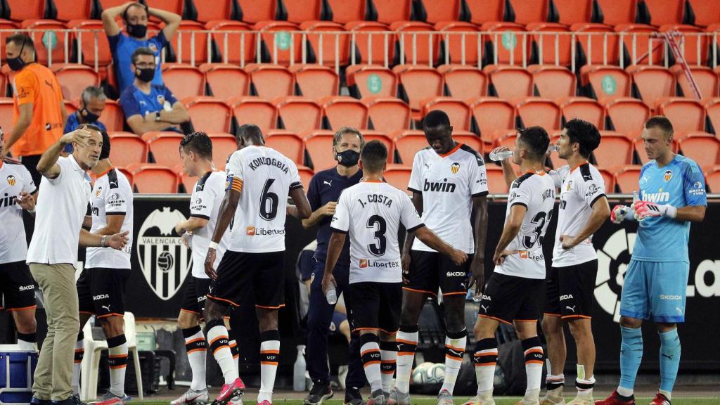 Los jugadores del Valencia, durante el parón para refrescarse ante el Espanyol