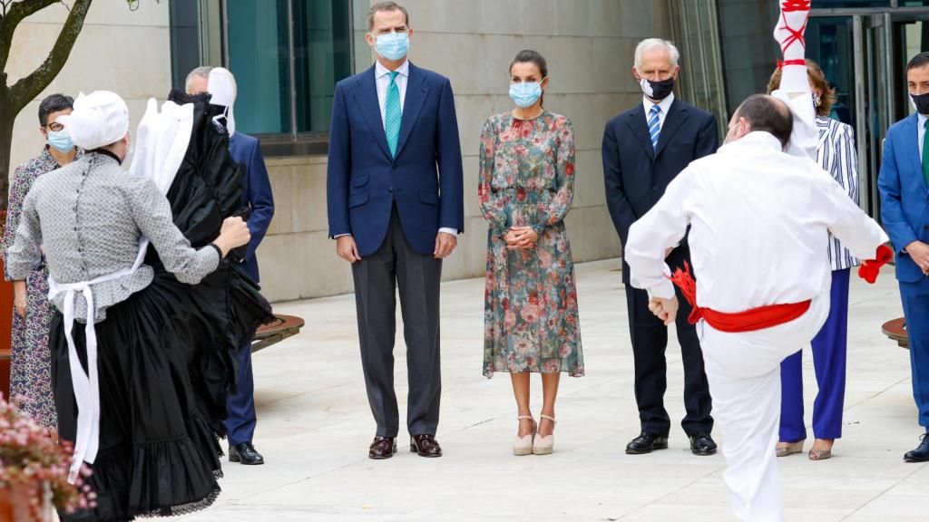 Los Reyes mientras reciben el aurresku de bienvenida.