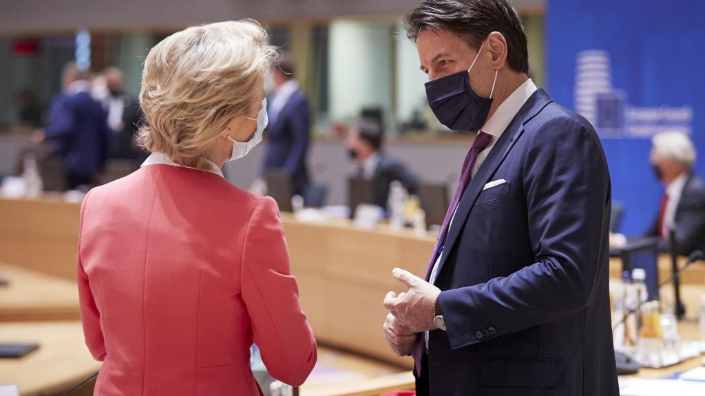 El italiano Giuseppe Conte saluda a Ursula von der Leyen durante la cumbre de este viernes