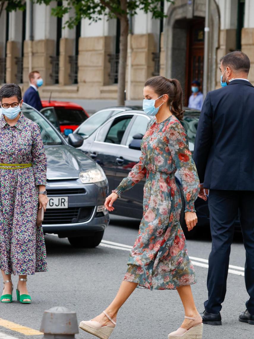 Letizia con vestido de Zara y alpargatas de Macarena Shoes.