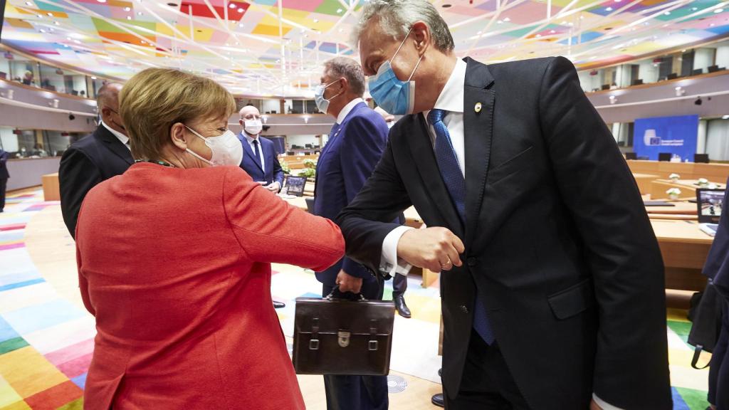 Angela Merkel saluda con el codo al presidente de Lituania