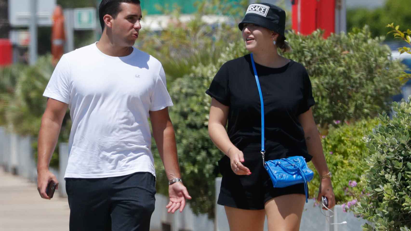Alba Díaz se mostró sonriente durante el paseo con su amigo.