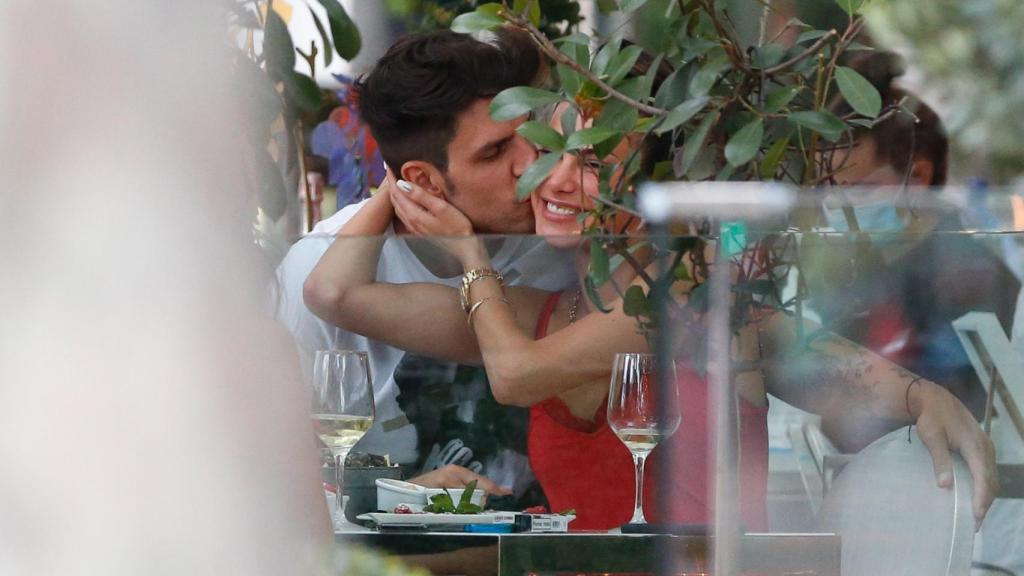 Diego Matamoros y Carla Barber en una terraza de Madrid.