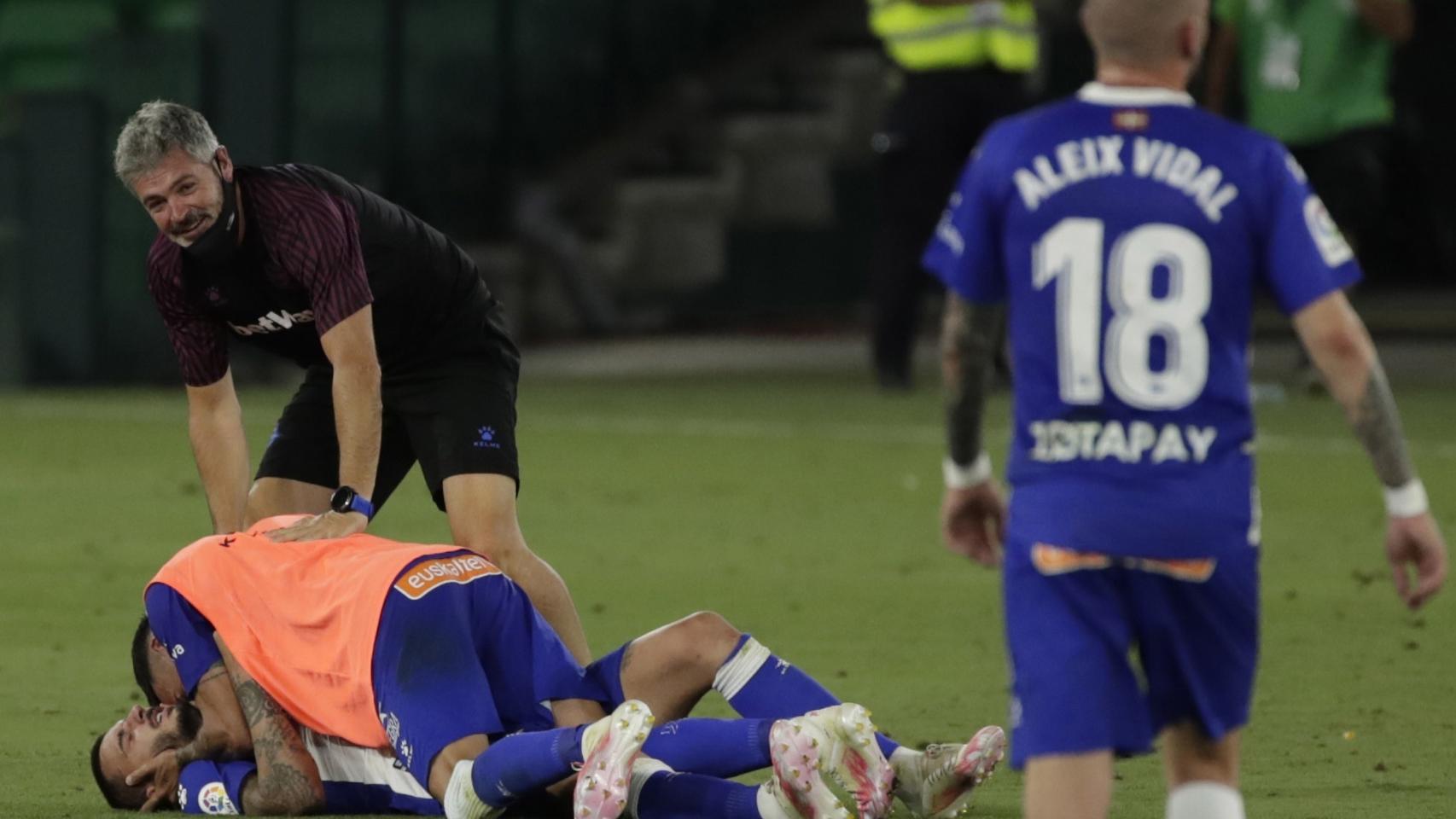 Los jugadores del Alavés celebran la salvación ante el Betis