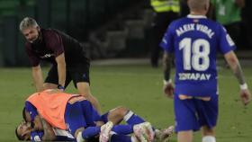 Los jugadores del Alavés celebran la salvación ante el Betis