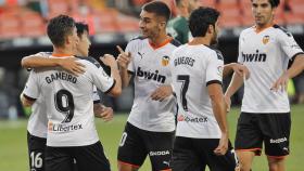 Los jugadores del Valencia celebran el gol de Gameiro ante el Espanyol
