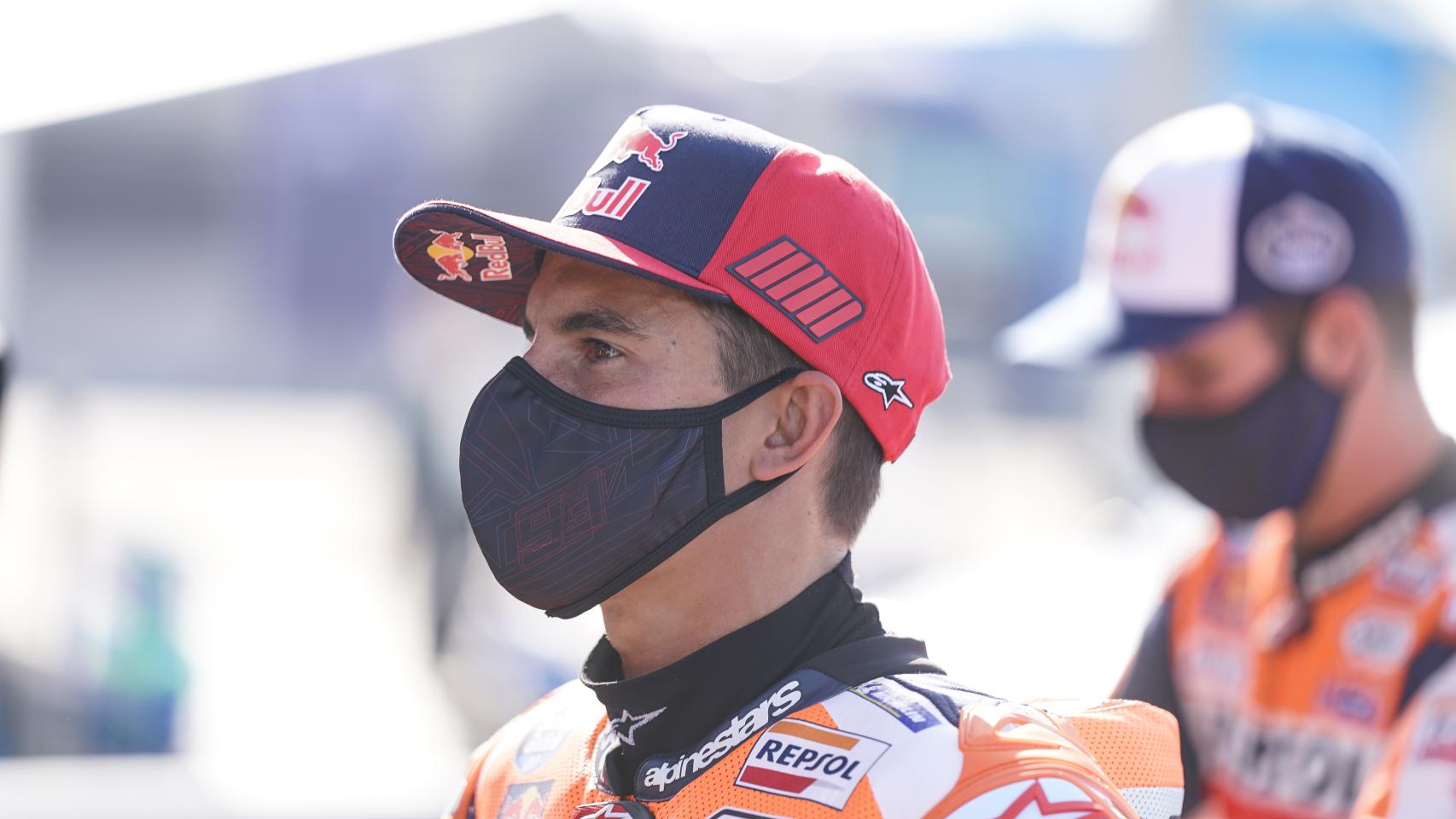 Marc Márquez y su hermano Álex, ambos con mascarilla, en el circuito de Jerez.