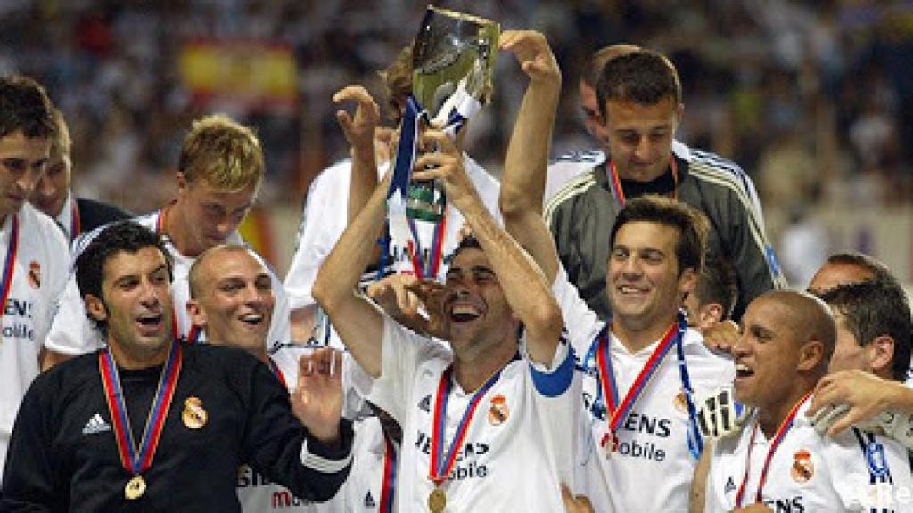 Fernando Hierro levanta el título de la Supercopa de Europa 2002