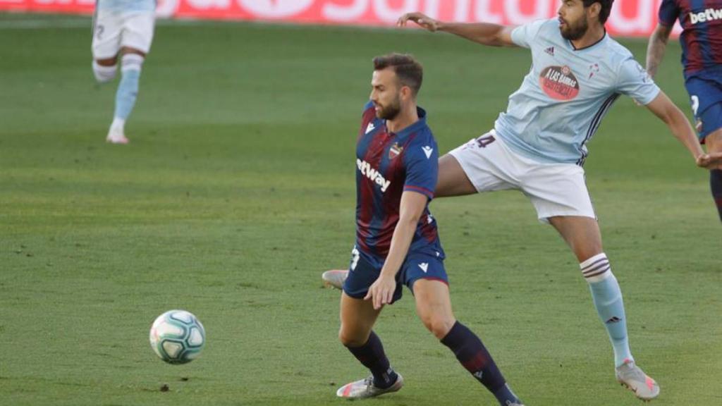 Borja Mayoral ante Araujo, en el Celta de Vigo - Levante de La Liga