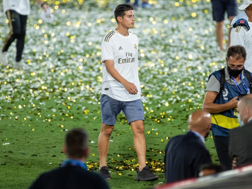 James Rodriguez al término de la fiesta sobre el césped del Di Stéfano