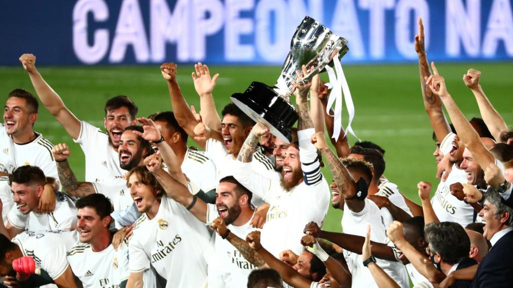 Sergio Ramos levante el trofeo de campeón de Liga