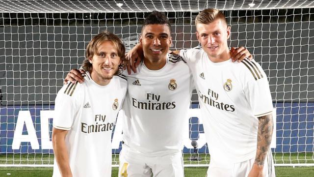 Kroos, Modric y Casemiro con el título de Liga número 34