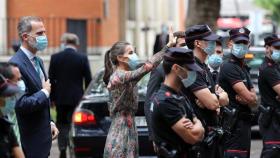 Felipe VI y Letizia rodeados por la Ertzaintza en Bilbao.