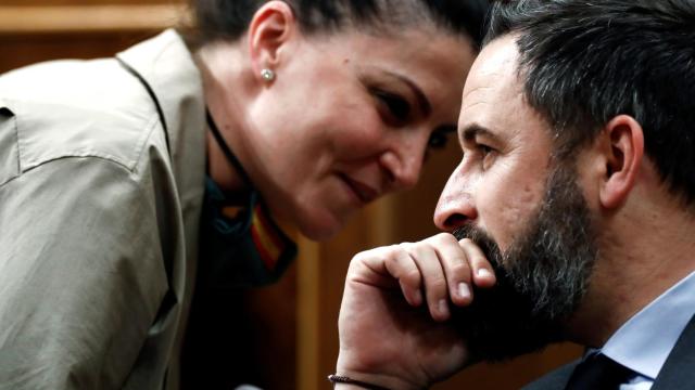 El líder de Vox, Santiago Abascal, junto a la diputada Macarena Olona.