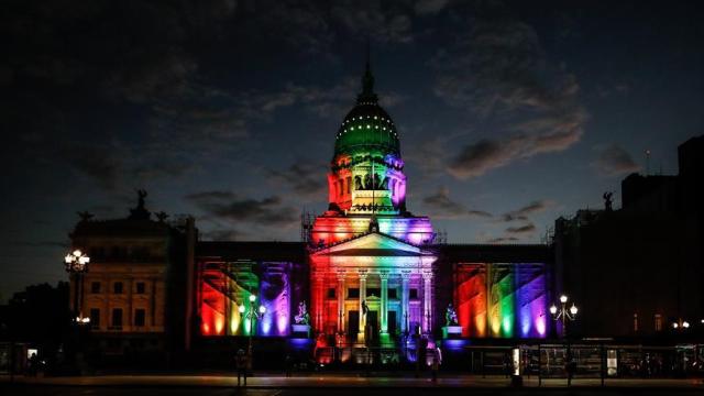 El Congreso de la Nación Argentina iluminado por la celebración de los 10 años del primer matrimonio igualitario.