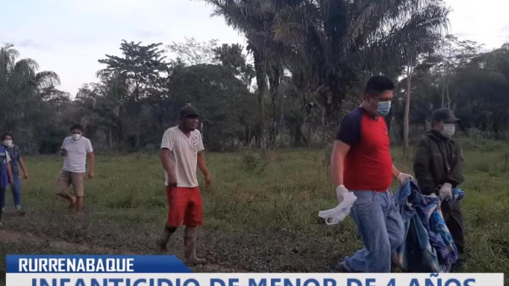 Unos hombres portan el cuerpo del menor asesinado por su madre en Rurrenabaque, Bolivia.