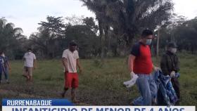 Unos hombres portan el cuerpo del menor asesinado por su madre en Rurrenabaque, Bolivia.