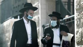 Judíos ultraortodoxos con mascarillas en Jerusalén.