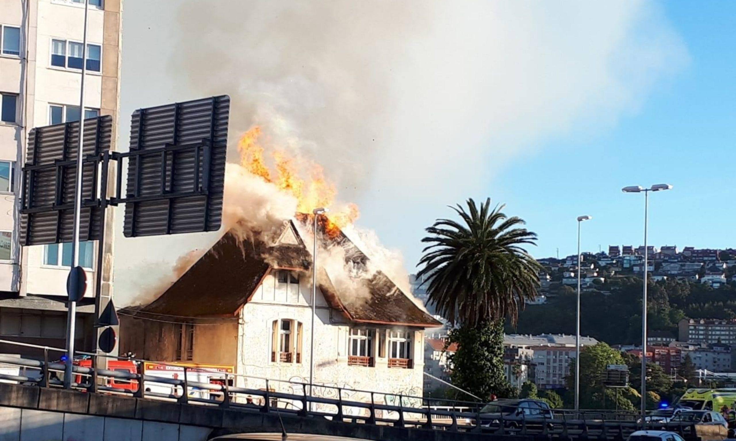 El fuego devorando la casa Carnicero de Oleiros (Fuente: Concello de Oleiros)