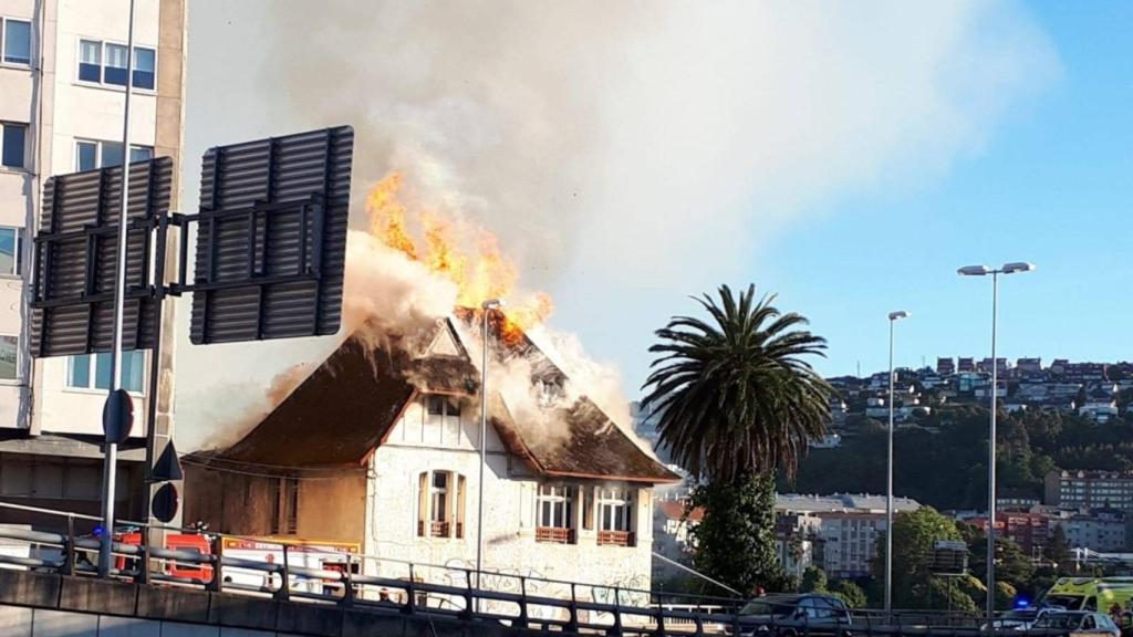 El fuego devorando la casa Carnicero de Oleiros