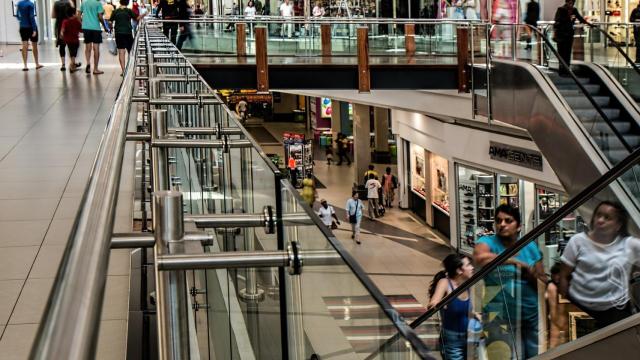 Interior de un centro comercial.