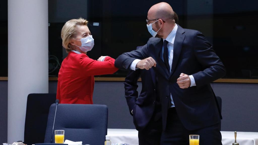 Ursula von der Leyen saluda a Charles Michel con el codo