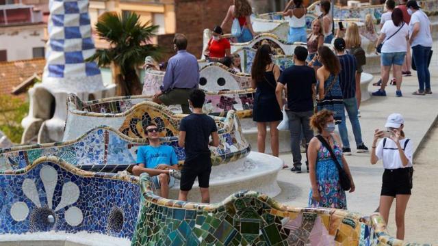 Varios visitantes en el parque Güell de Barcelona este sábado.