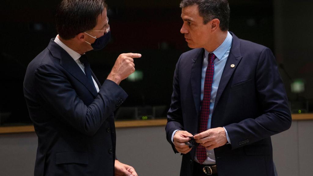 Pedro Sánchez y Mark Rutte conversan durante la cumbre de este sábado.