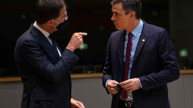 Pedro Sánchez y Mark Rutte conversan durante la cumbre de la UE