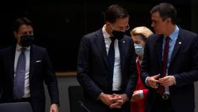 Los protagonistas de la cumbre de la UE: Giussepe Conte, Mark Rutte y Pedro Sánchez.