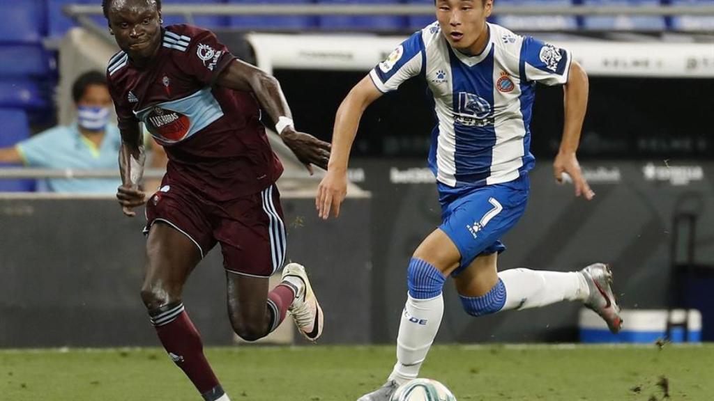 Wu Lei y Pione Sisto pelean por un balón en el Espanyol - Celta