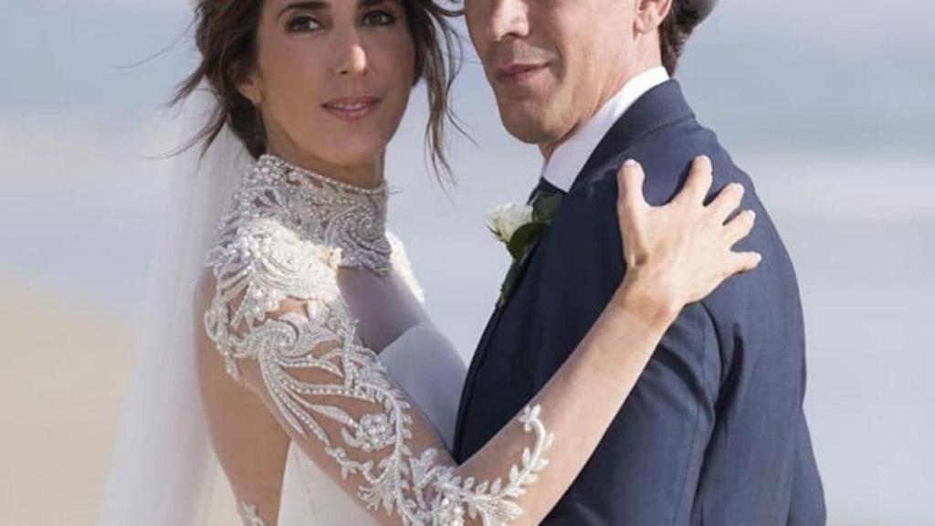 Antonio Juan Vidal y Paz Padilla el día de su boda en Zahara de los Atunes.